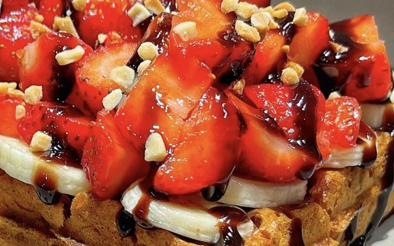 ÇİKOLATALI ÇİLEKLİ WAFFLE