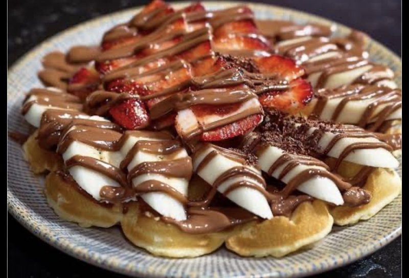 ÇİKOLATALI MUZLU ÇİLEKLİ WAFFLE