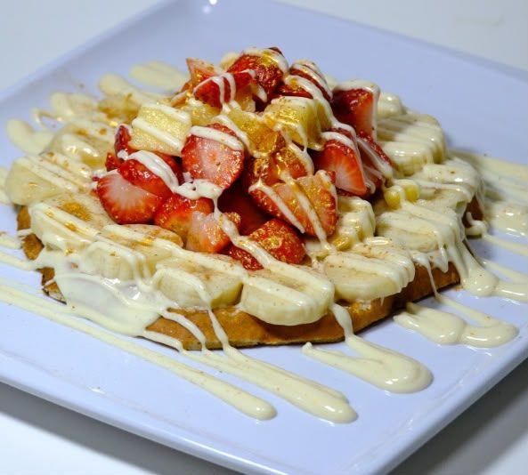 BEYAZ ÇİKOLATALI MUZLU ÇİLEKLİ WAFFLE